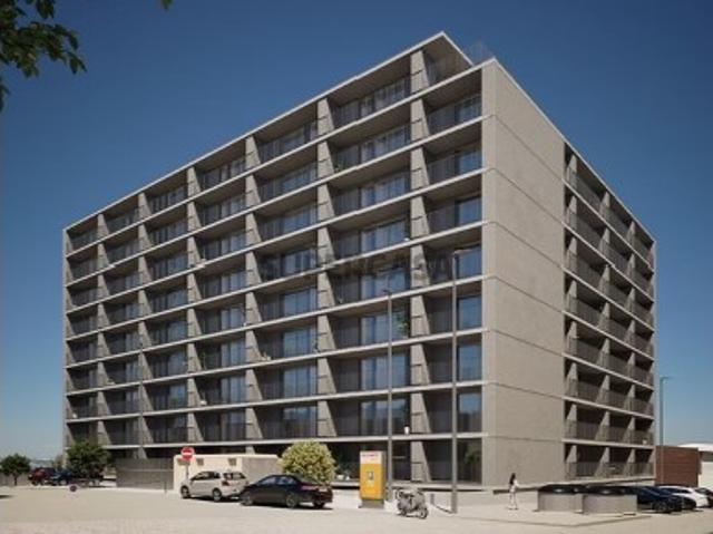 Apartamento T2 no piso 3 com varanda e lugar de garagem