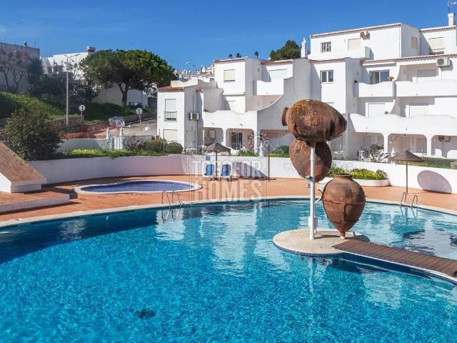 Apartamento T2 no R/chão com Piscina Comum e Vista para o Ma. 55m² Salema