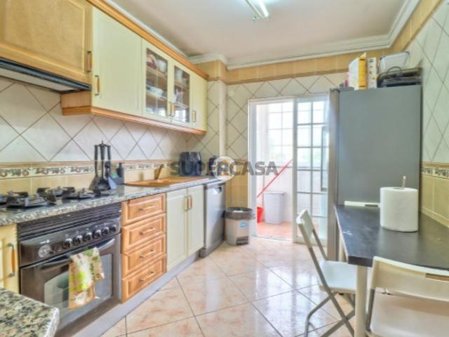 Apartamento T2 no Rés do Chão 70 m² Áreas Generosas, 2 Varandas Fechadas e Estacionamento