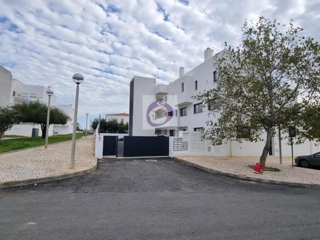 APARTAMENTO T2 NO RÉS DO CHÃO, COM QUINTAL E LUGAR DE ESTACIONAMENTO