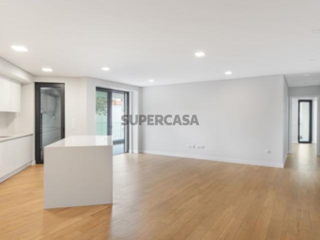 Apartamento T2 novo, na Parede, junto praia, com garagem e elevador