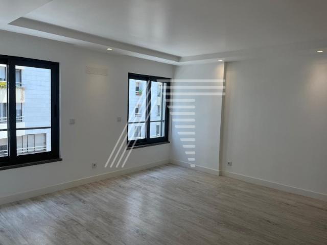 Apartamento T2 novo a estrear com estacionamento junto à Alameda das linhas de Torres e a 2 min a pé do metro do Campo Grande
