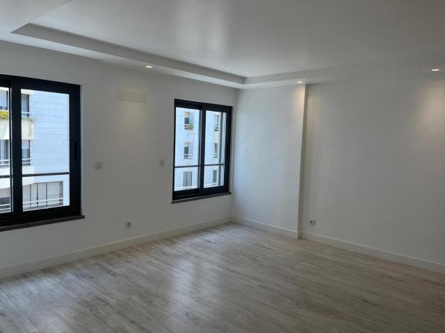 Apartamento T2 novo a estrear com estacionamento junto à Alameda das linhas de Torres e a 2 min a pé do metro do Campo Grande