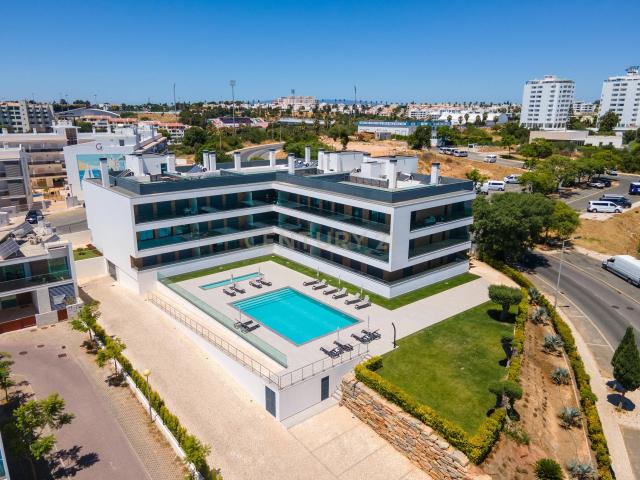 Apartamento T2 Novo a Estrear, Piscina, Estacionamento Privativo, no Centro de Albufeira – Correeira