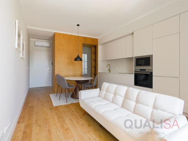 Apartamento T2 novo com terraço, equipado e mobilado, com lugar de garagem em S. Vítor em Braga para arrendamento