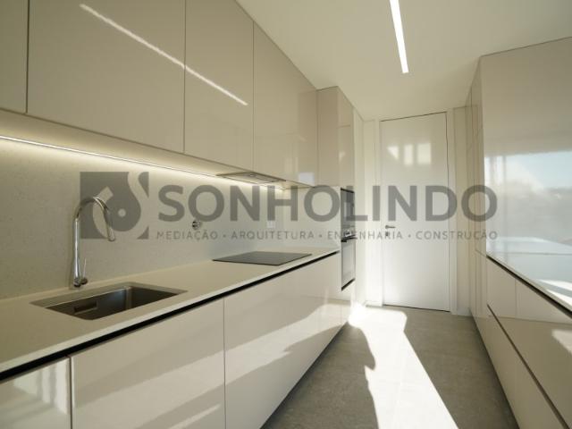 Apartamento T2 novo com varanda, exposição solar a poente, garagem fechada para 1 viatura