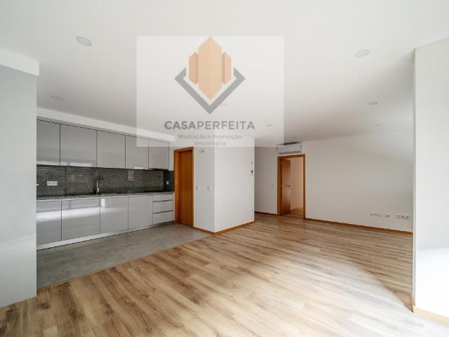 Apartamento T2 Novo com Varanda e Lugar de Garagem Pedroso 110m² Pedroso
