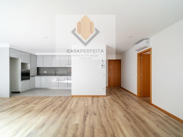 Apartamento T2 Novo com Varanda e Lugar de Garagem Próximo ao Centro dos Carvalhos