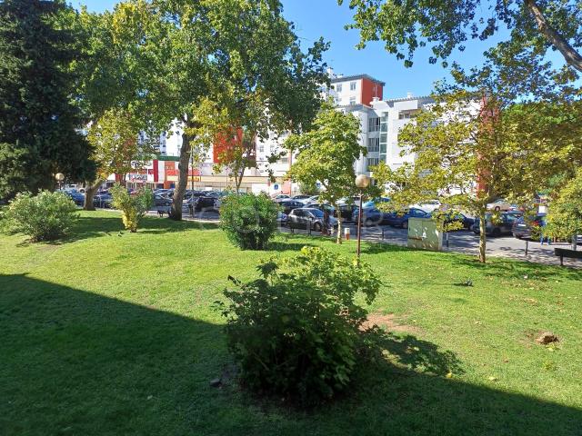 Apartamento T2 novo com vista cidade e jardim em Oeiras