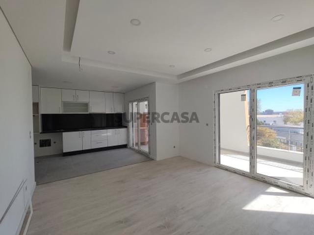 Apartamento T2 NOVO com duas varandas, 1 lugar de estacionamento e arrecadação
