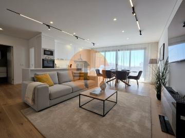Apartamento T2 Novo com Garagem em Box e Elevador no Centro. 99m² Quelfes