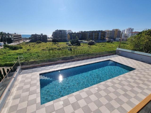 Apartamento T2 novo com garagem, piscina e vista mar, a 300. 112m² Quarteira