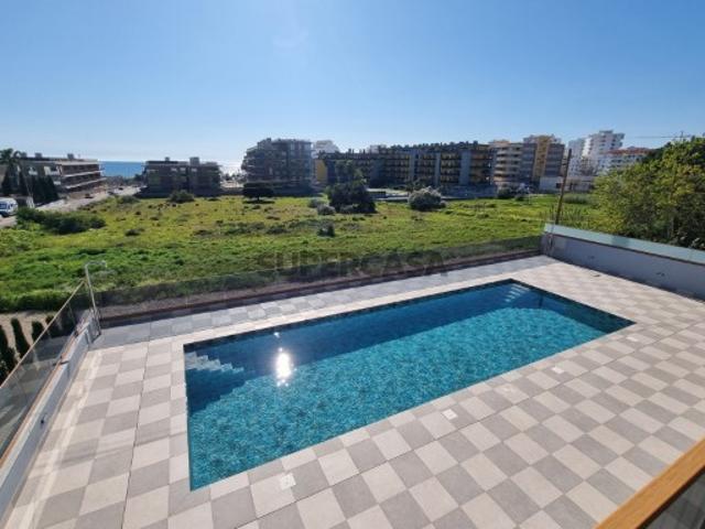 Apartamento T2 novo com garagem, piscina e vista mar, a 300 metros da Praia Quarteira