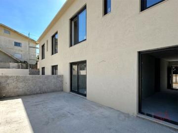 Apartamento T2 novo com logradouro e lugar de garagem em Fer. 80m² Ferreiros, Prozelo e Besteiros