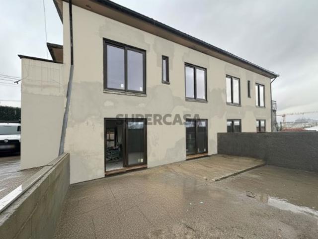 Apartamento T2 novo com logradouro e lugar de garagem em Ferreiros em Braga em fase de construção