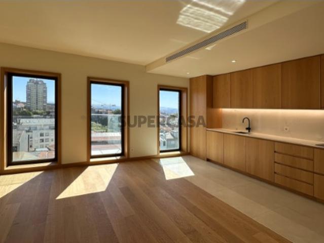 Apartamento T2 novo e por estrear com vistas amplas, varandas e garagem | Centro do Porto