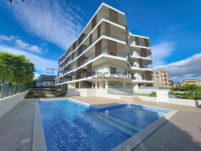 Apartamento T2 em Condomínio Fechado com Piscina e Lugar de Garagem perto da Praia Da Rocha Portimão Algarve