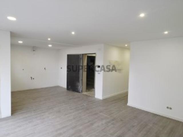 Apartamento T2 Novo em Quinta da Fábrica Corroios com Varandas e Parqueamento
