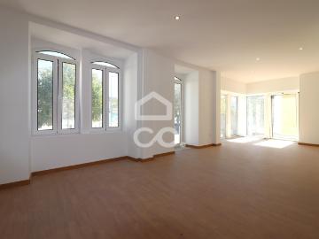 Apartamento T2 novo para arrendamento, no centro da Vila do Avelar