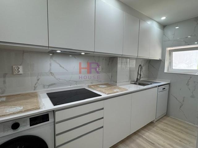 Apartamento T2 novo para arrendar na zona central de Coimbra. Dispõe de 2 quartos e área útil de 80,40 m²
