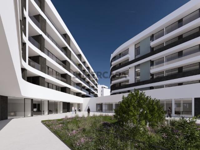 Apartamento T2 num condomínio de luxo com piscinas e Jacuzzi na cobertura oferecendo magníficas vistas sobre o mar