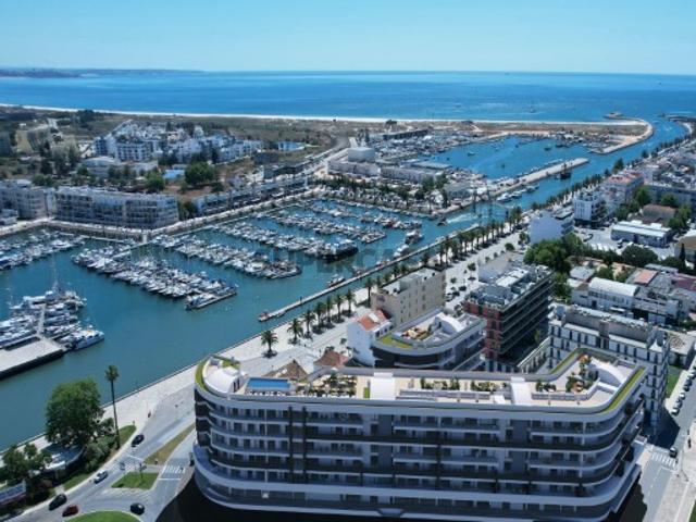 Apartamento T2 num condomínio de luxo com piscinas e Jacuzzi na cobertura oferecendo magníficas vistas sobre o mar