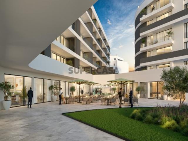 Apartamento T2 num condomínio de luxo com piscinas e Jacuzzi na cobertura oferecendo magníficas vistas sobre o mar