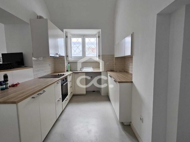 Apartamento t2 para arrendamento, zona do castelo, sem mobiliário