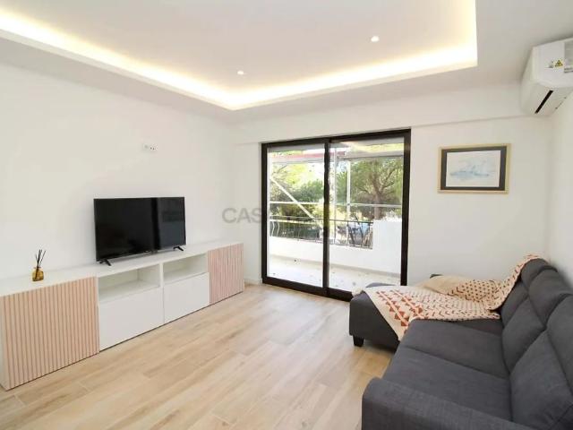 Apartamento T2 para arrendamento anual com varanda em Olhos de Água