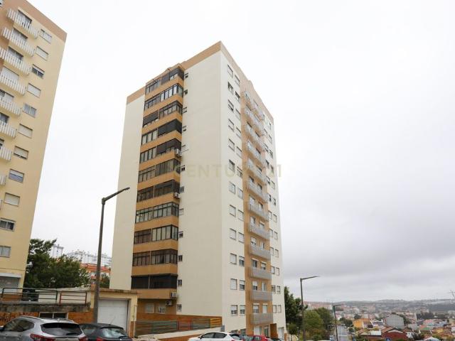 Apartamento T2 para Arrendamento com Garagem e Varanda Arroja, Odivelas