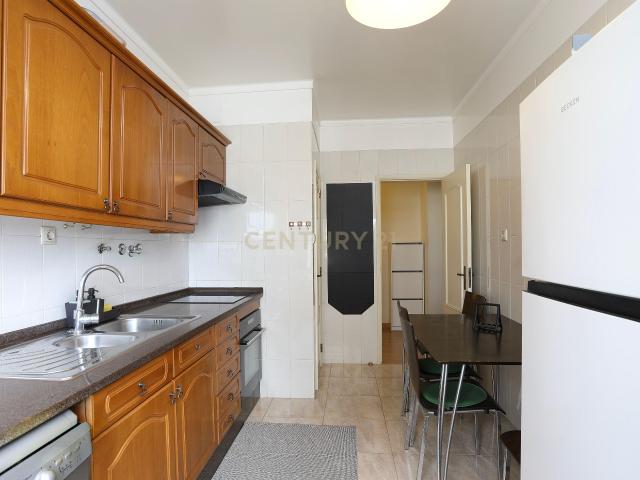 Apartamento T2 para Arrendamento com Garagem e Varanda Arroja, Odivelas