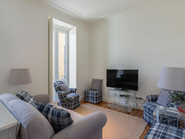 Apartamento T2 para arrendamento com móveis em Campo de Ourique