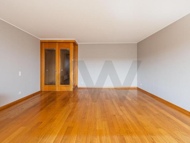 Apartamento T2 para arrendamento, com varanda e garagem, vistas desafogadas, junto à VL8