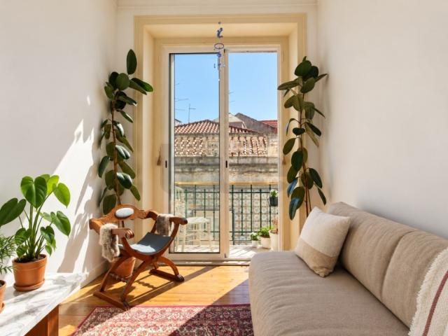 Apartamento T2 para Arrendamento com Varanda e Vista para o Castelo em Santa Maria Maior, Lisboa