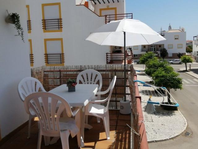 Apartamento T2 para arrendamento de 11 meses, em Cabanas de Tavira, num condomínio com piscina