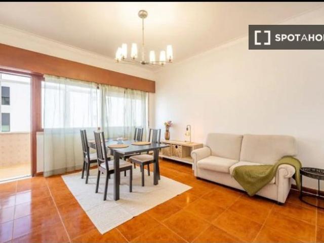 Apartamento T2 para arrendamento em Almada, Lisboa