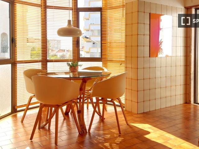 Apartamento T2 para arrendamento em Almada, Lisboa