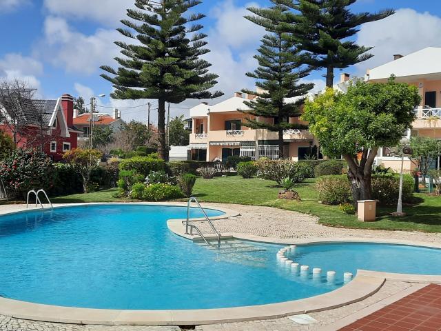 Apartamento T2 para arrendamento em condomínio privado com jardim e piscina no Monte Estoril