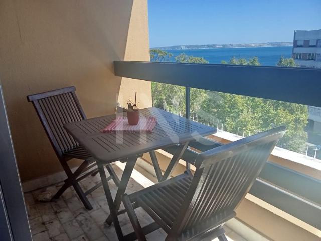 Apartamento T2 para arrendamento mobilado com vista de mar no Alto da Barra em Oeiras
