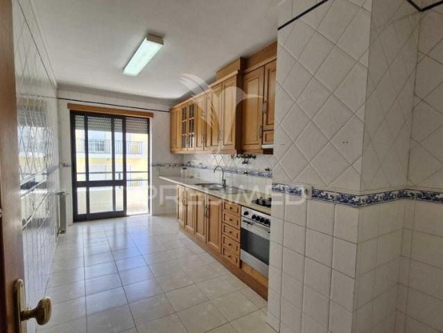 Apartamento t2 para arrendamento no centro da cidade de caldas da rainha