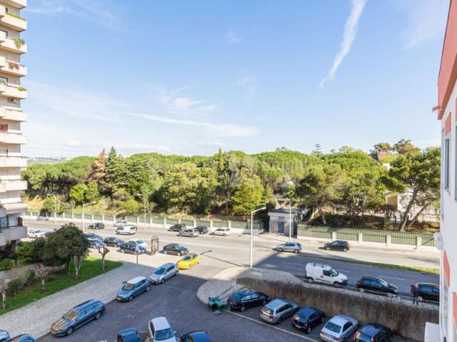 Apartamento T2 para arrendamento sem móveis no Restelo, Lisboa