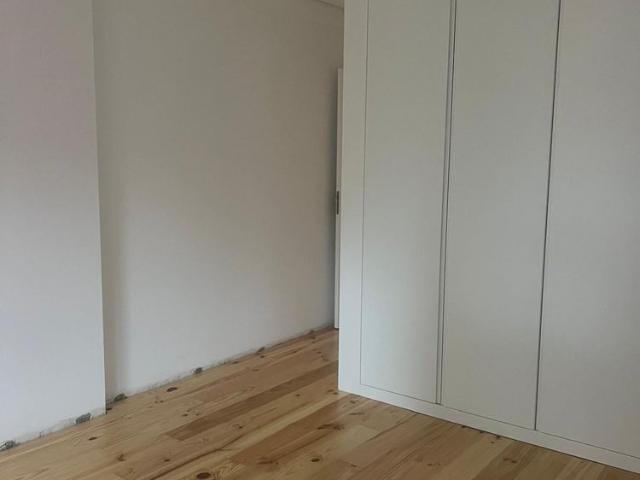 Apartamento T2 para arrendamento sem móveis em condomínio com piscina no Monte Estoril