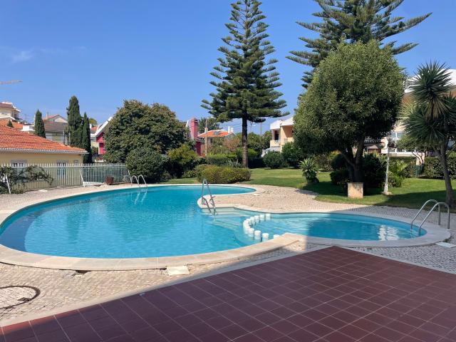 Apartamento T2 para arrendamento sem móveis em condomínio com piscina no Monte Estoril