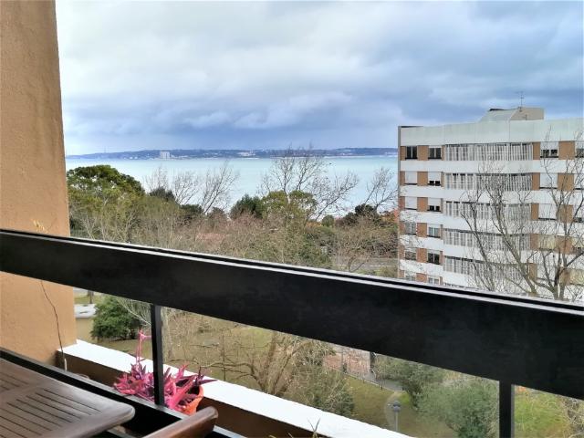 Apartamento T2 para arrendar no Alto da Barra com vista de mar