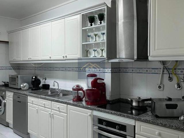 Apartamento T2 para Arrendar com Garagem e Arrecadação no concelho de Cascais
