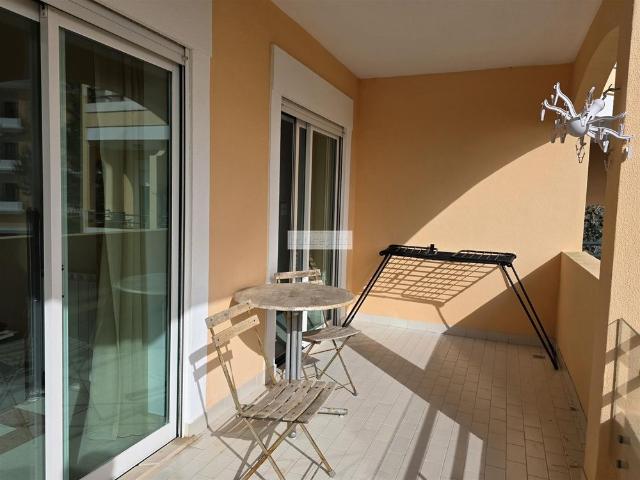 Apartamento T2 para arrendar, garagem, piscina, praia, Carcavelos, condomínio fechado, segurança 24h