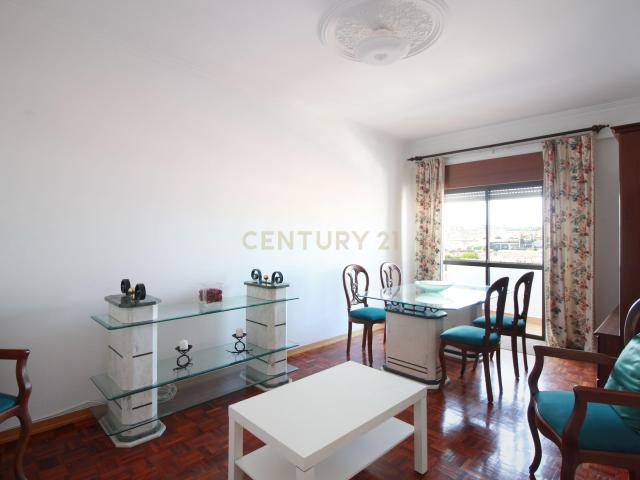 Apartamento T2 para arrendar junto ao metro da Amadora