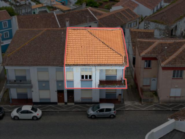 Apartamento T2 para recuperação em zona histórica de Angra do Heroísmo Oportunidade Única!