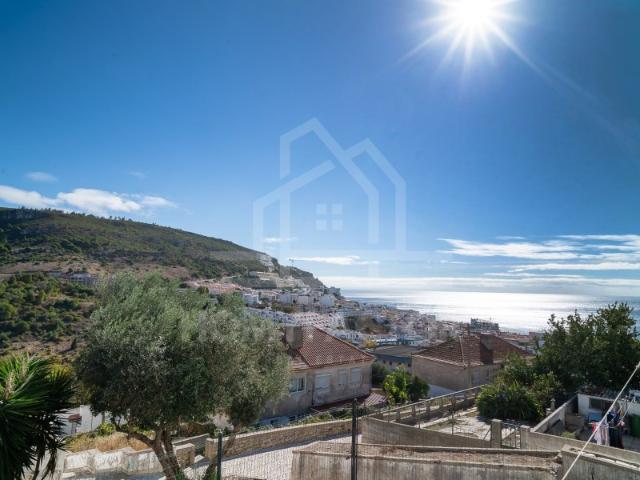 APARTAMENTO T2 PARA REMODELAR, COM VISTA MAR E SERRA EM SESIMBRA