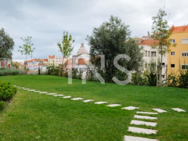 Apartamento T2 para venda com garagem e arrecadação na Graça, Lisboa